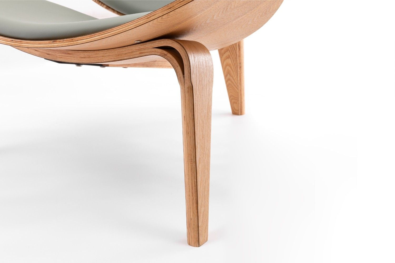 כיסא עץ בצבע ירוק מרווה ועץ אגוז בהיר