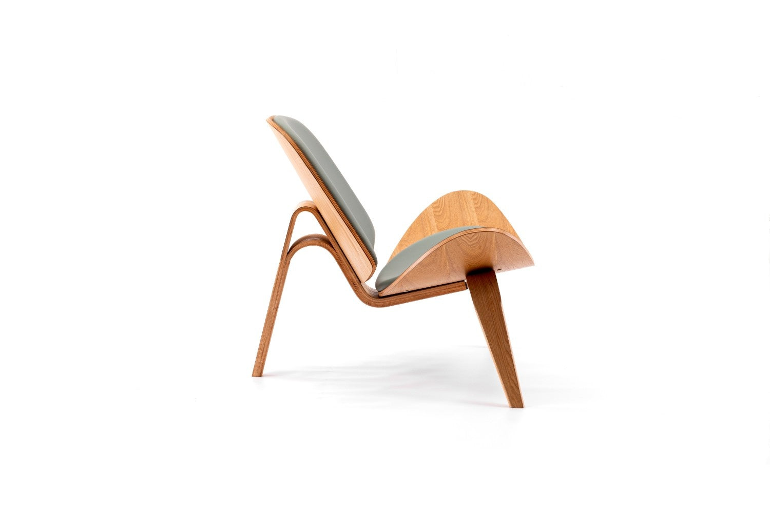 כיסא עץ בצבע ירוק מרווה ועץ אגוז בהיר