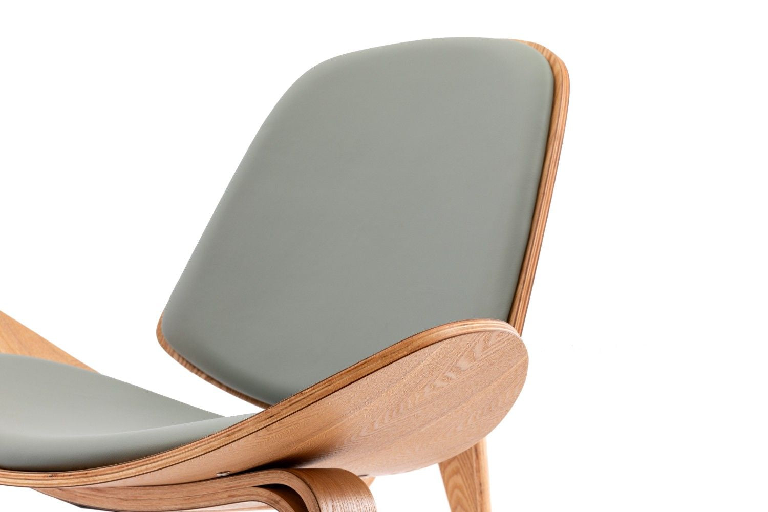 כיסא עץ בצבע ירוק מרווה ועץ אגוז בהיר