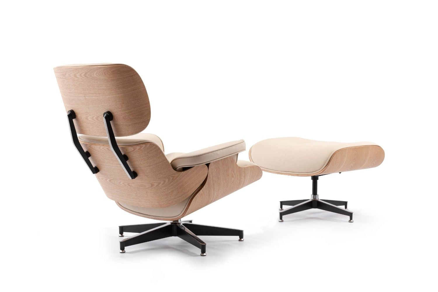 כורסא מעוצבת בצבע שנהב חמים ועץ אגוז בהיר