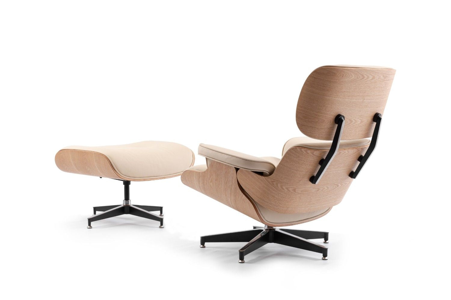 כורסא מעוצבת בצבע שנהב חמים ועץ אגוז בהיר