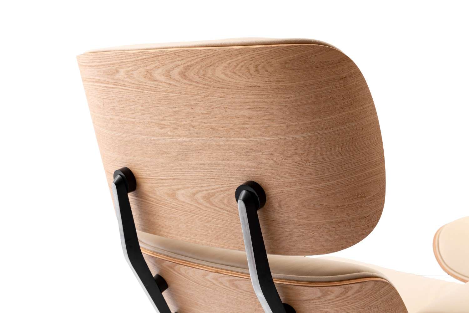 כורסא מעוצבת בצבע שנהב חמים ועץ אגוז בהיר