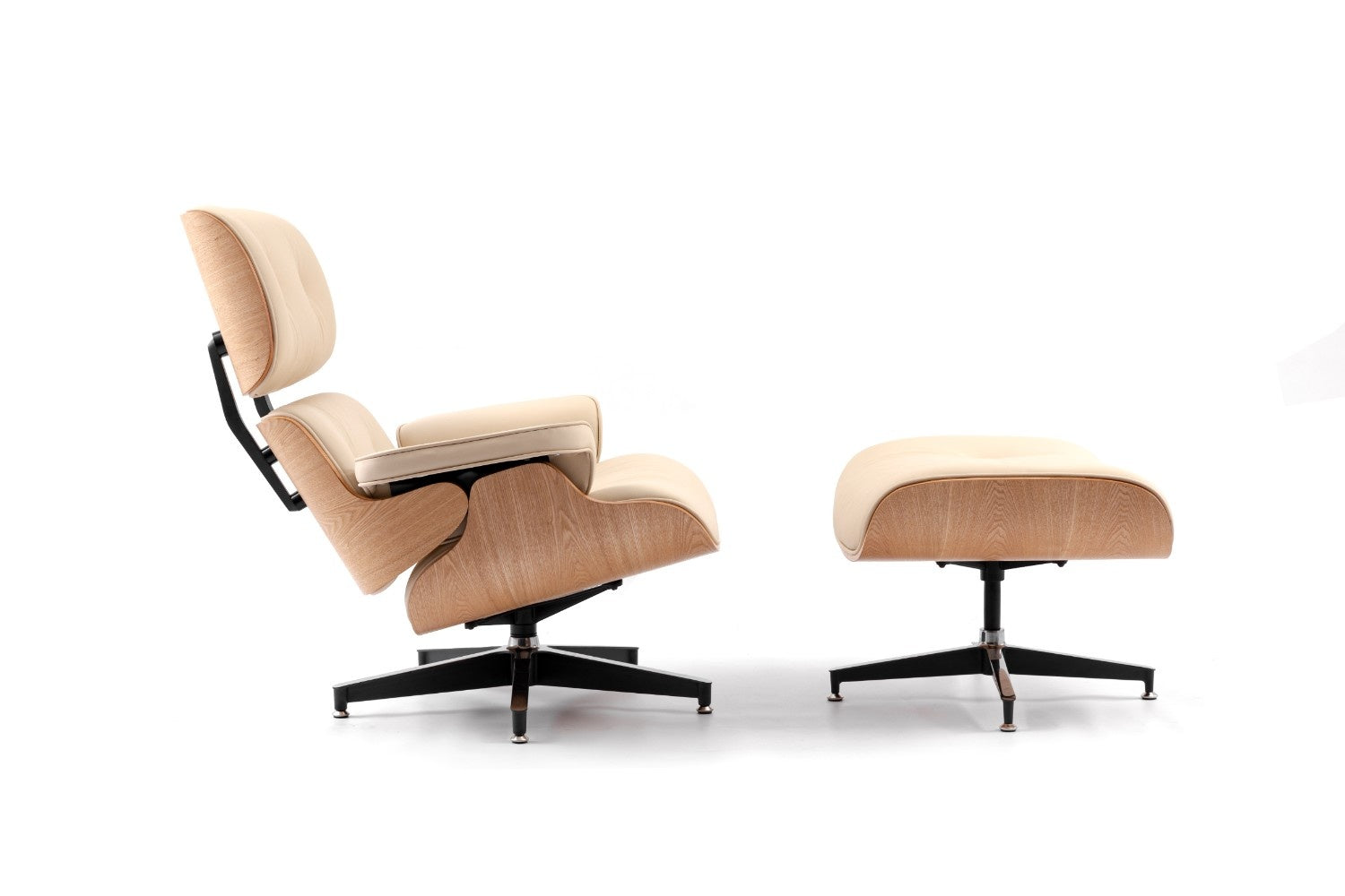 כורסא מעוצבת בצבע שנהב חמים ועץ אגוז בהיר