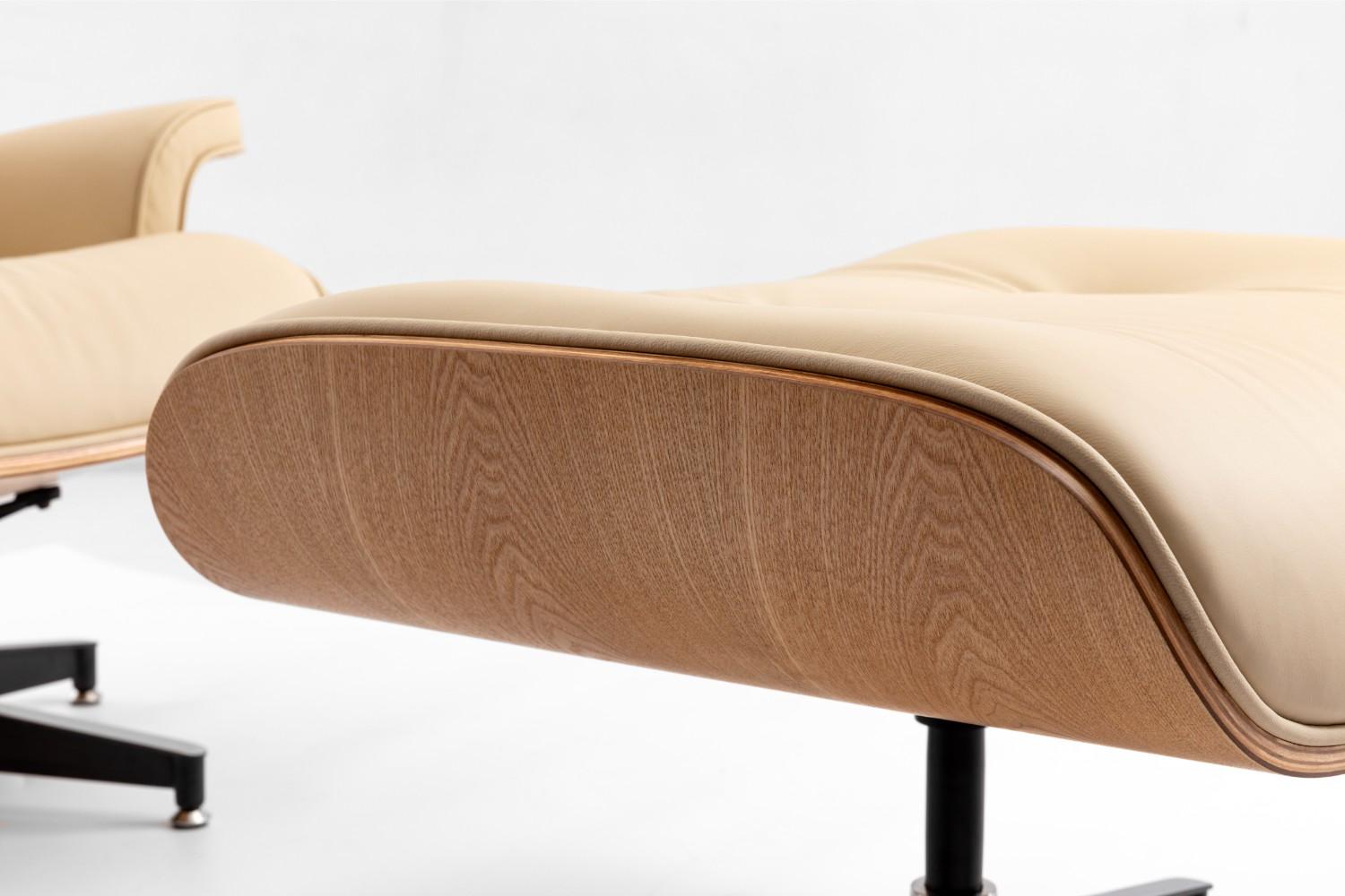 כורסא מעוצבת בצבע שנהב חמים ועץ אגוז בהיר