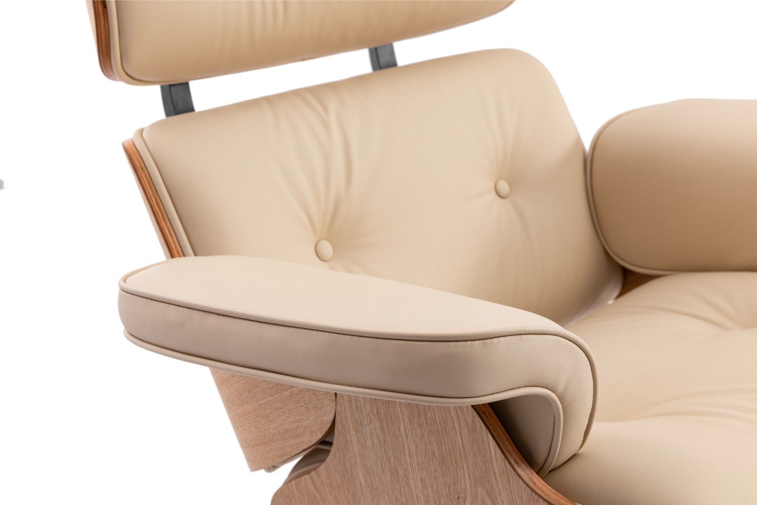 כורסא מעוצבת בצבע שנהב חמים ועץ אגוז בהיר