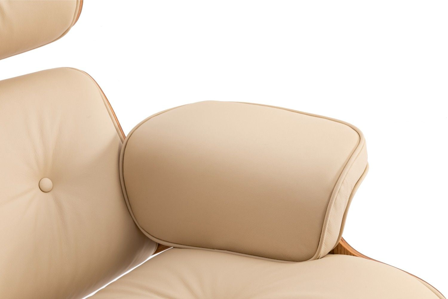 כורסא מעוצבת בצבע שנהב חמים ועץ אגוז בהיר