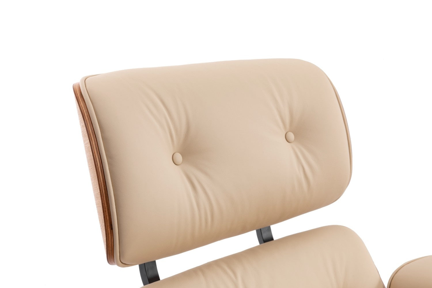 כורסא מעוצבת בצבע שנהב חמים ועץ אגוז בהיר