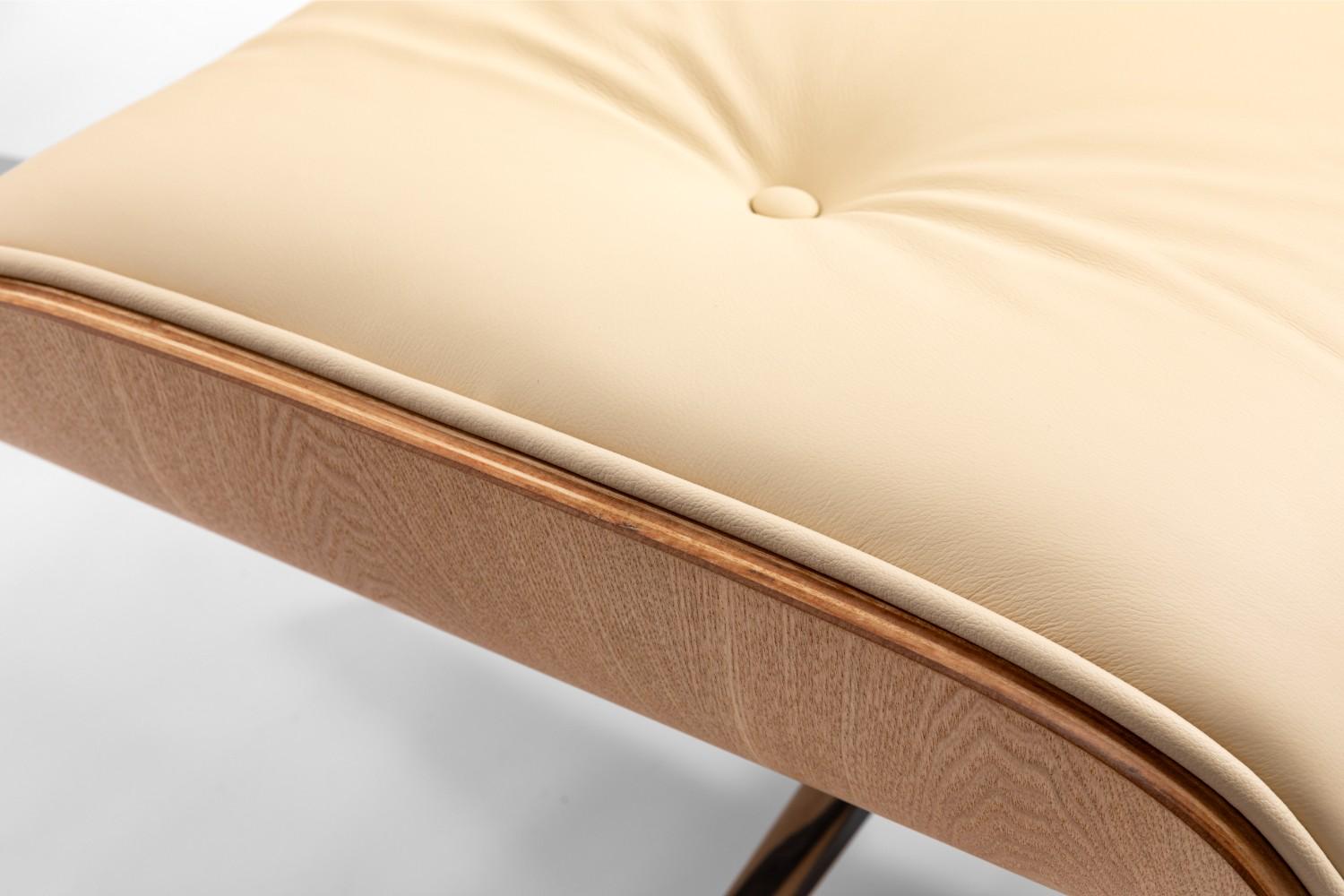 כורסא מעוצבת בצבע שנהב חמים ועץ אגוז בהיר