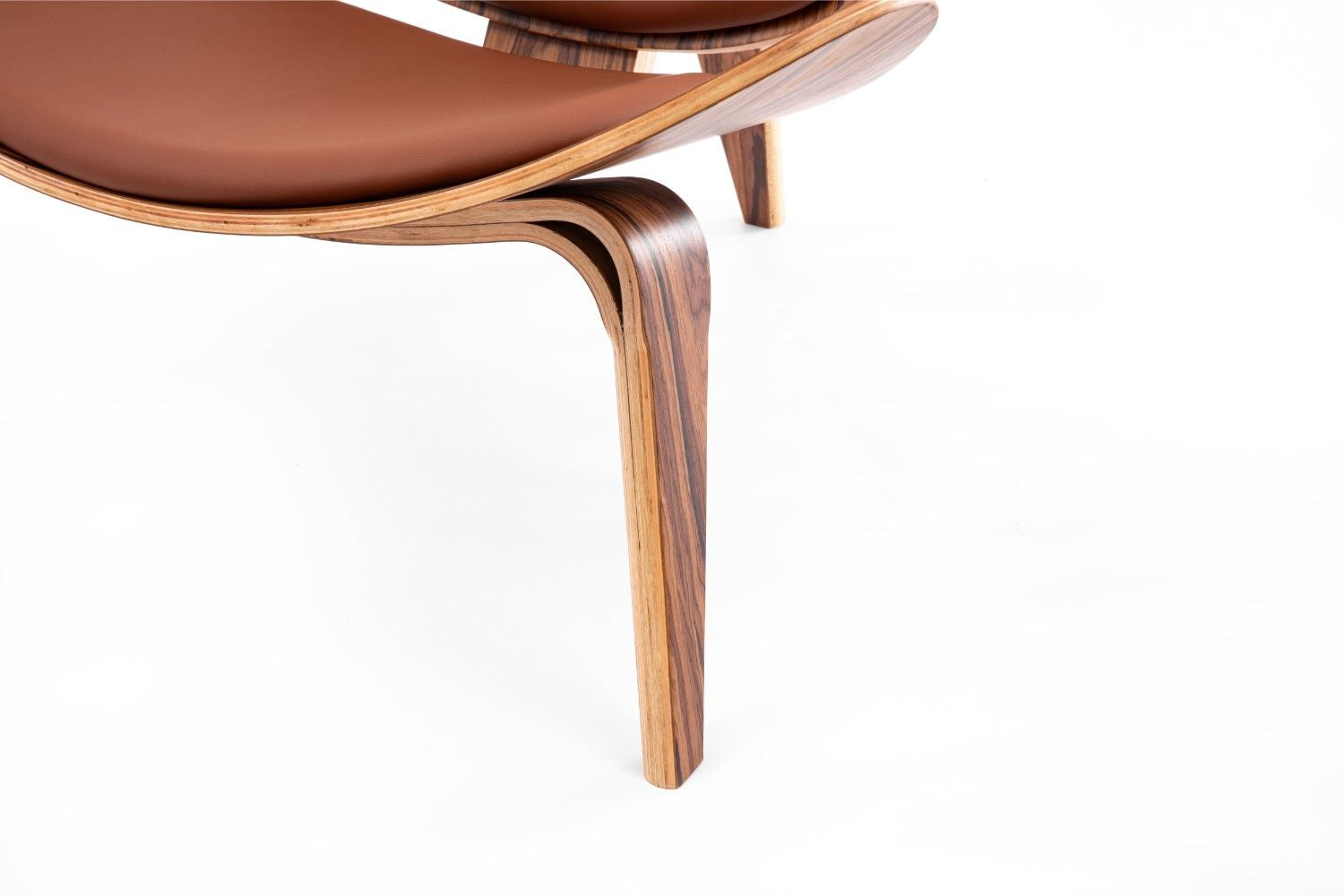 כיסא עץ בצבע חום רויאל ועץ אגוז טבעי