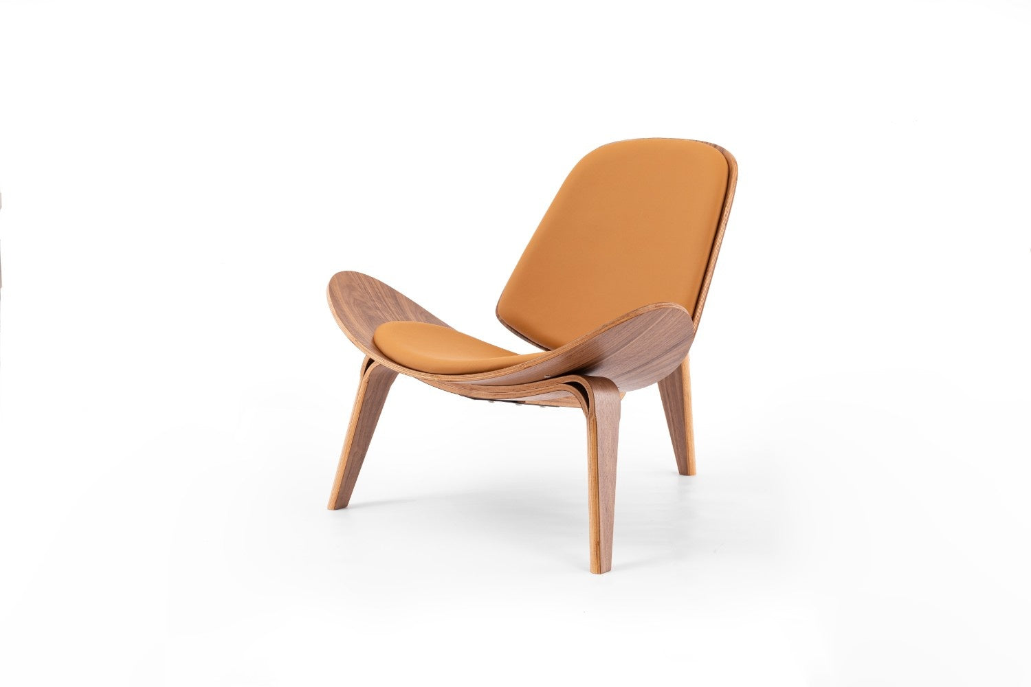 כיסא עץ בצבע קאמל ועץ אגוז כהה