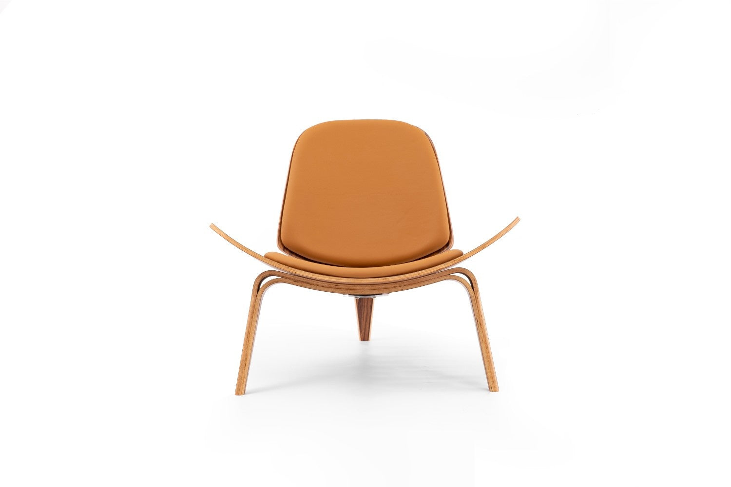 כיסא עץ בצבע עור קאמל ועץ חום כהה