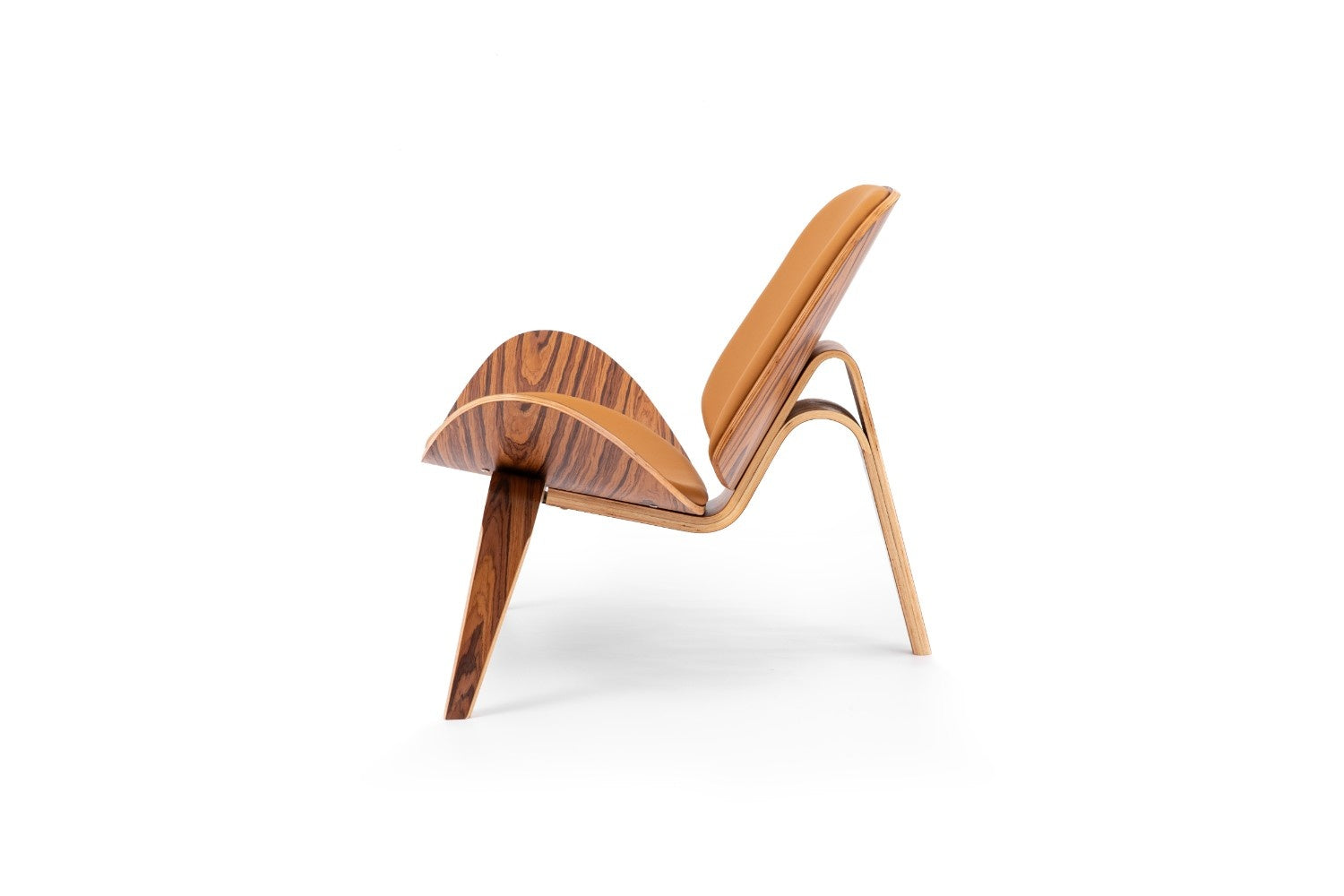 כיסא עץ בצבע עור קאמל ועץ חום כהה