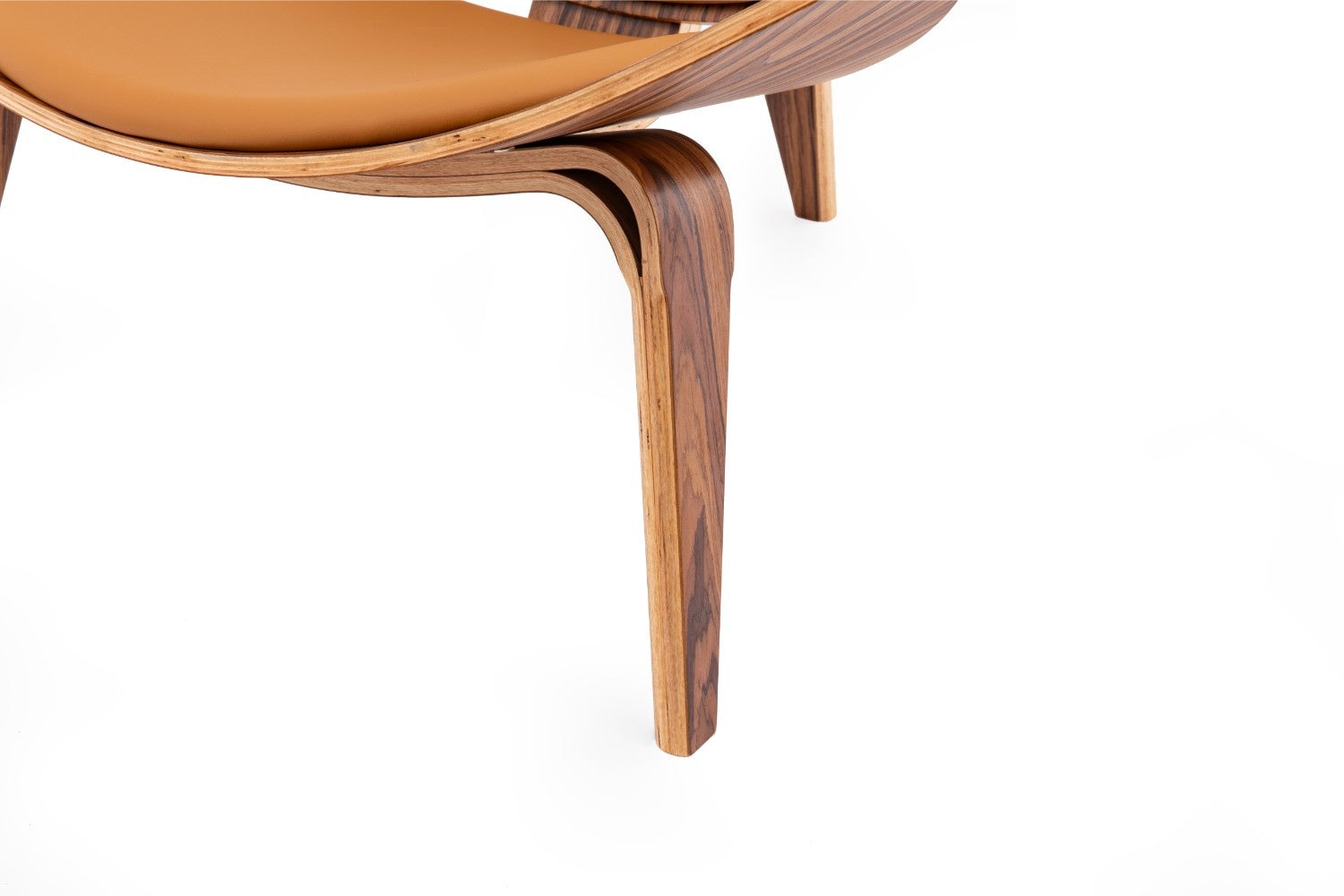 כיסא עץ בצבע עור קאמל ועץ חום כהה