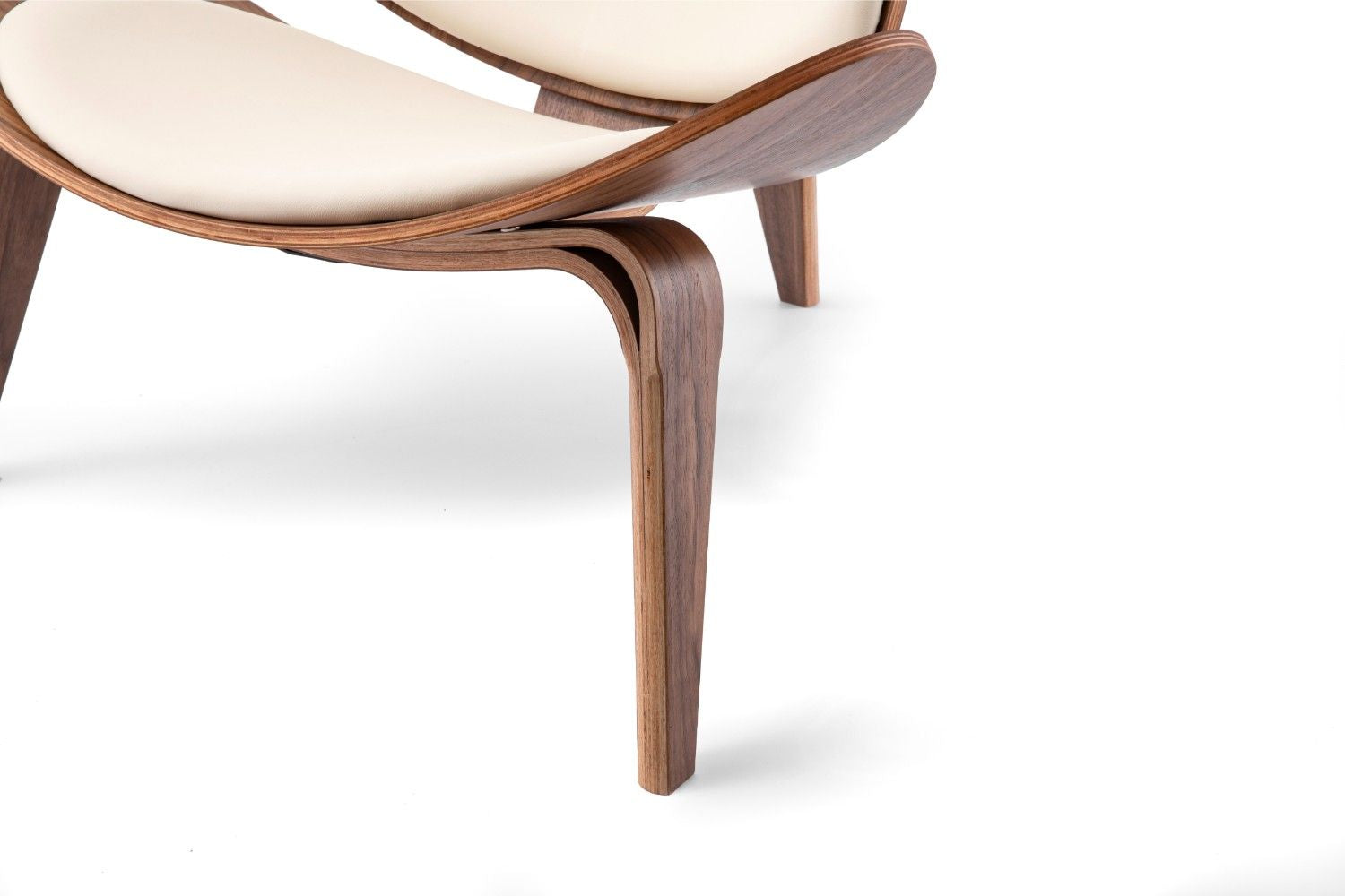 כיסא עץ בצבע שמנת ועץ אגוז כהה