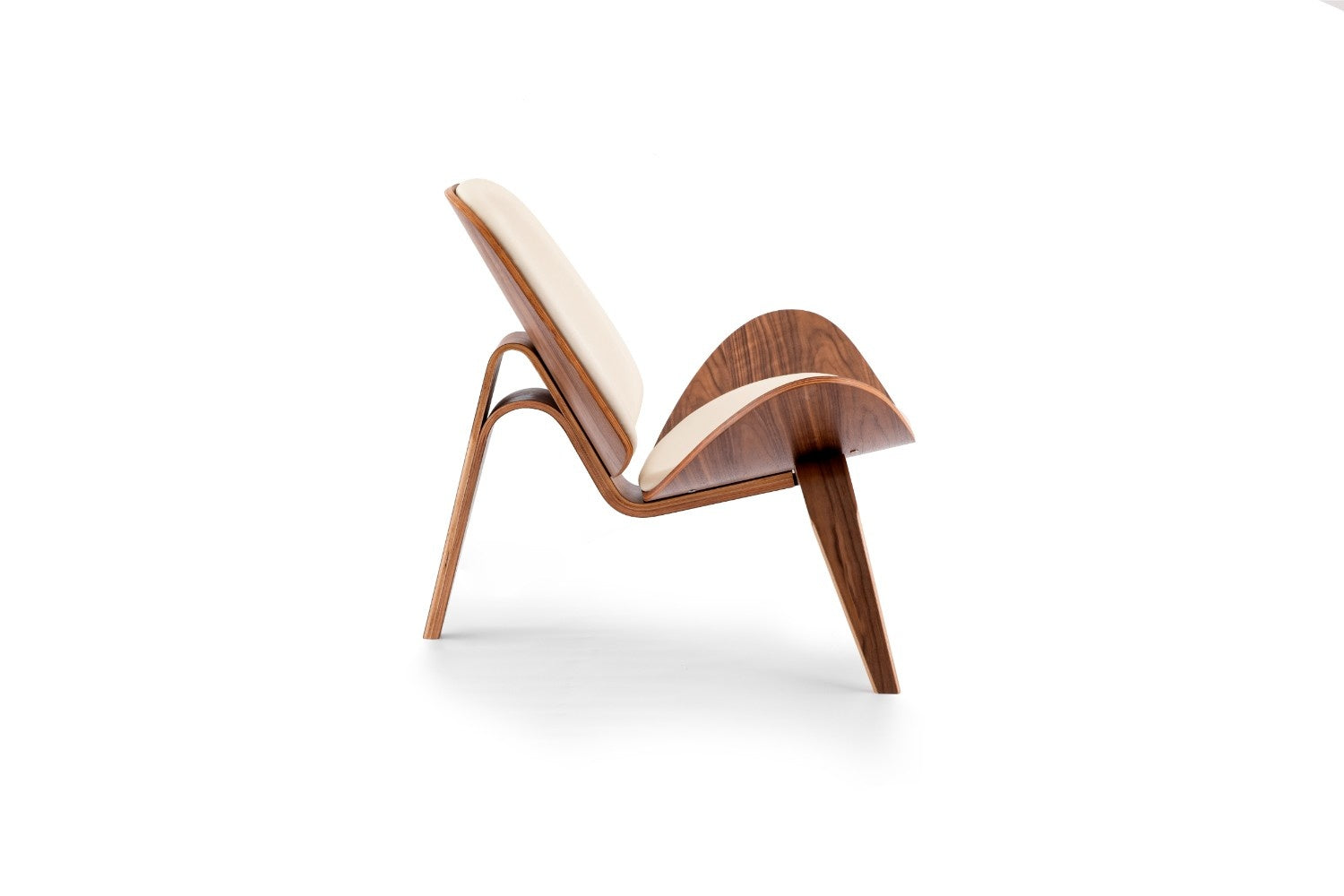 כיסא עץ בצבע שמנת ועץ אגוז כהה