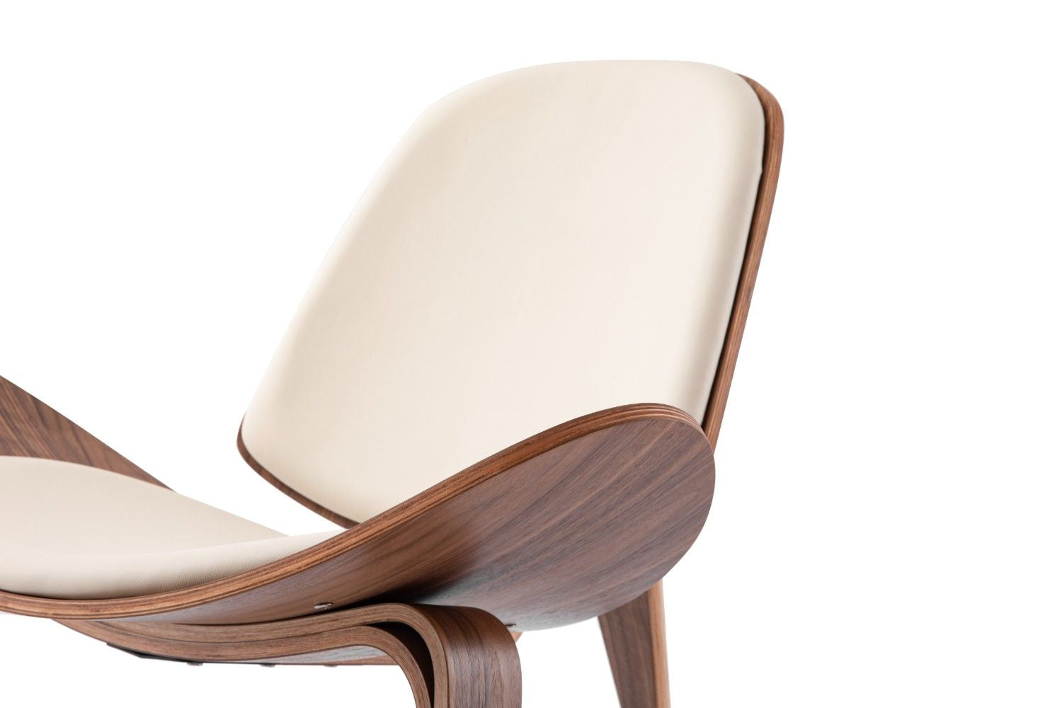 כיסא עץ בצבע שמנת ועץ אגוז כהה