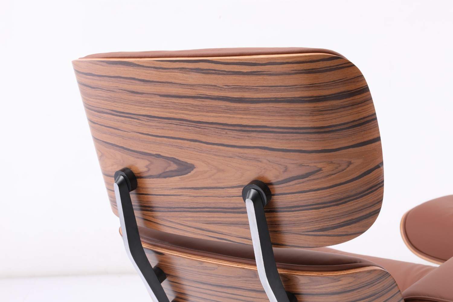 כורסא מעוצבת בצבע חום רויאל ועץ אגוז טבעי