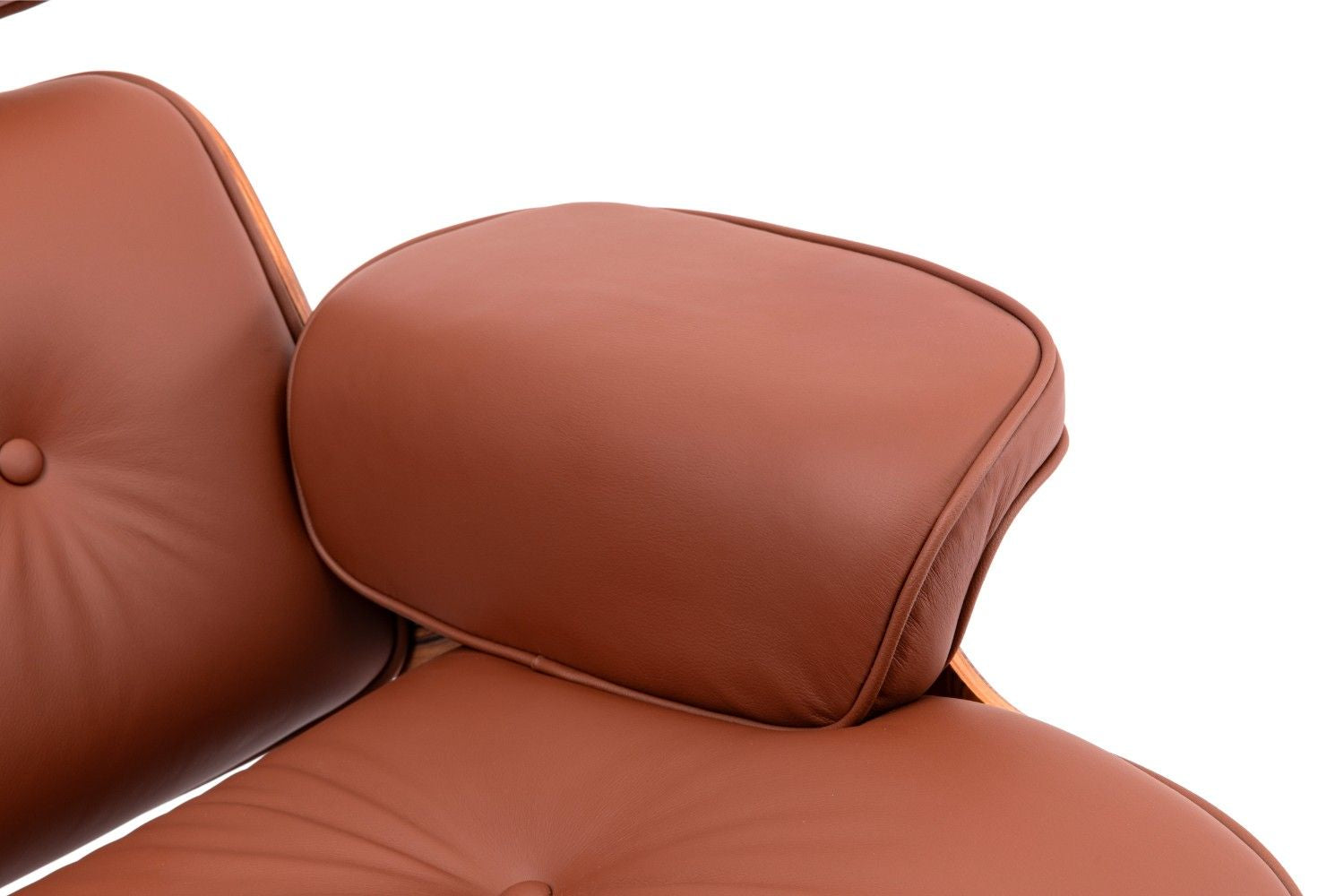 כורסא מעוצבת בצבע חום רויאל ועץ אגוז טבעי