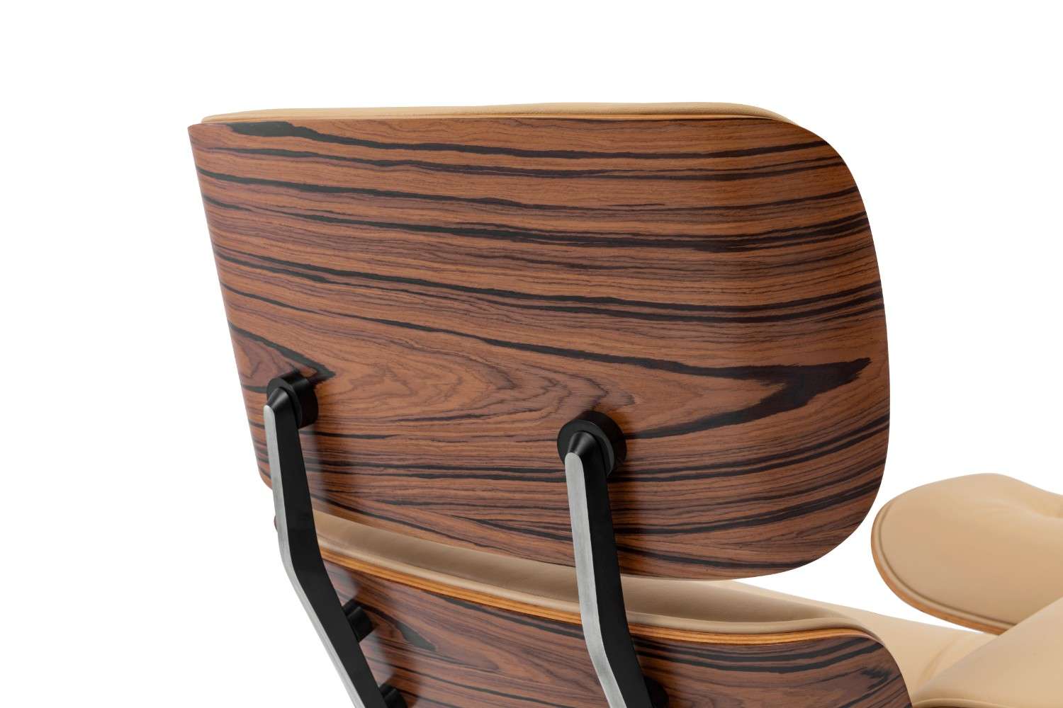 כורסא מעוצבת בצבע חרדל צרפתי ועץ אגוז טבעי