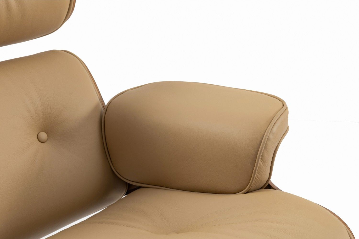 כורסא מעוצבת בצבע חרדל צרפתי ועץ אגוז טבעי