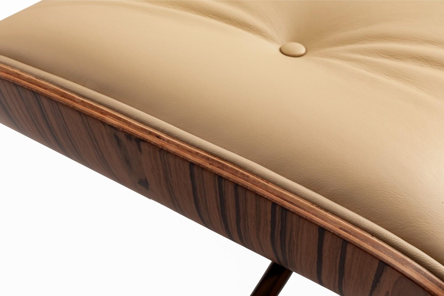 כורסא מעוצבת בצבע חרדל צרפתי ועץ אגוז טבעי