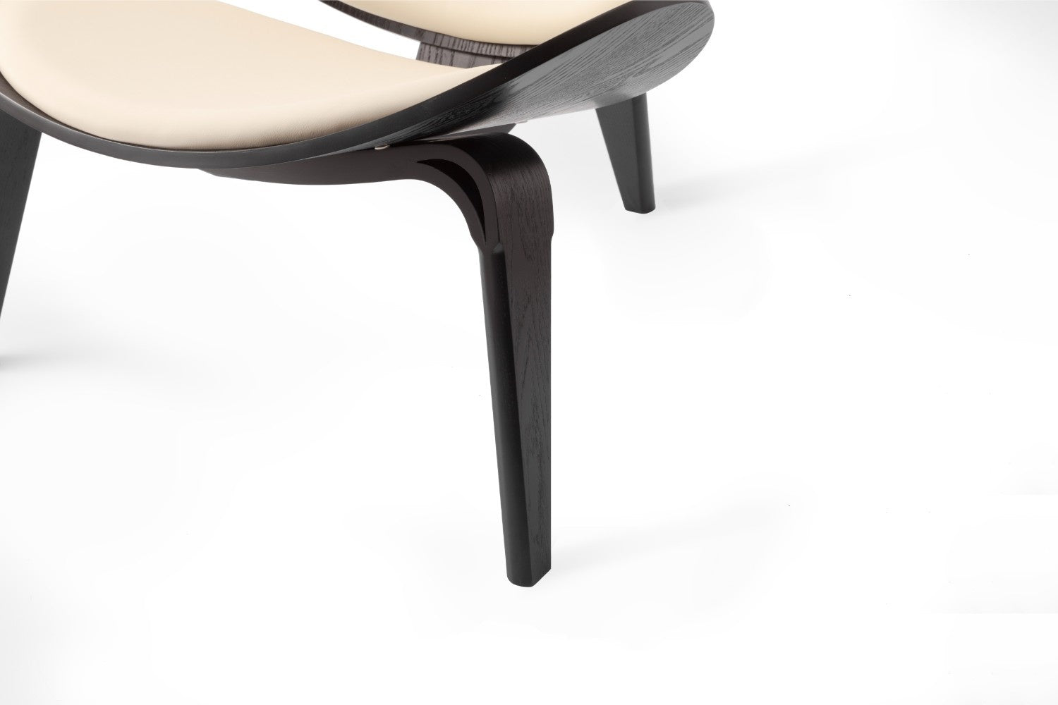 כיסא עץ שמנת ועץ אגוז שחור