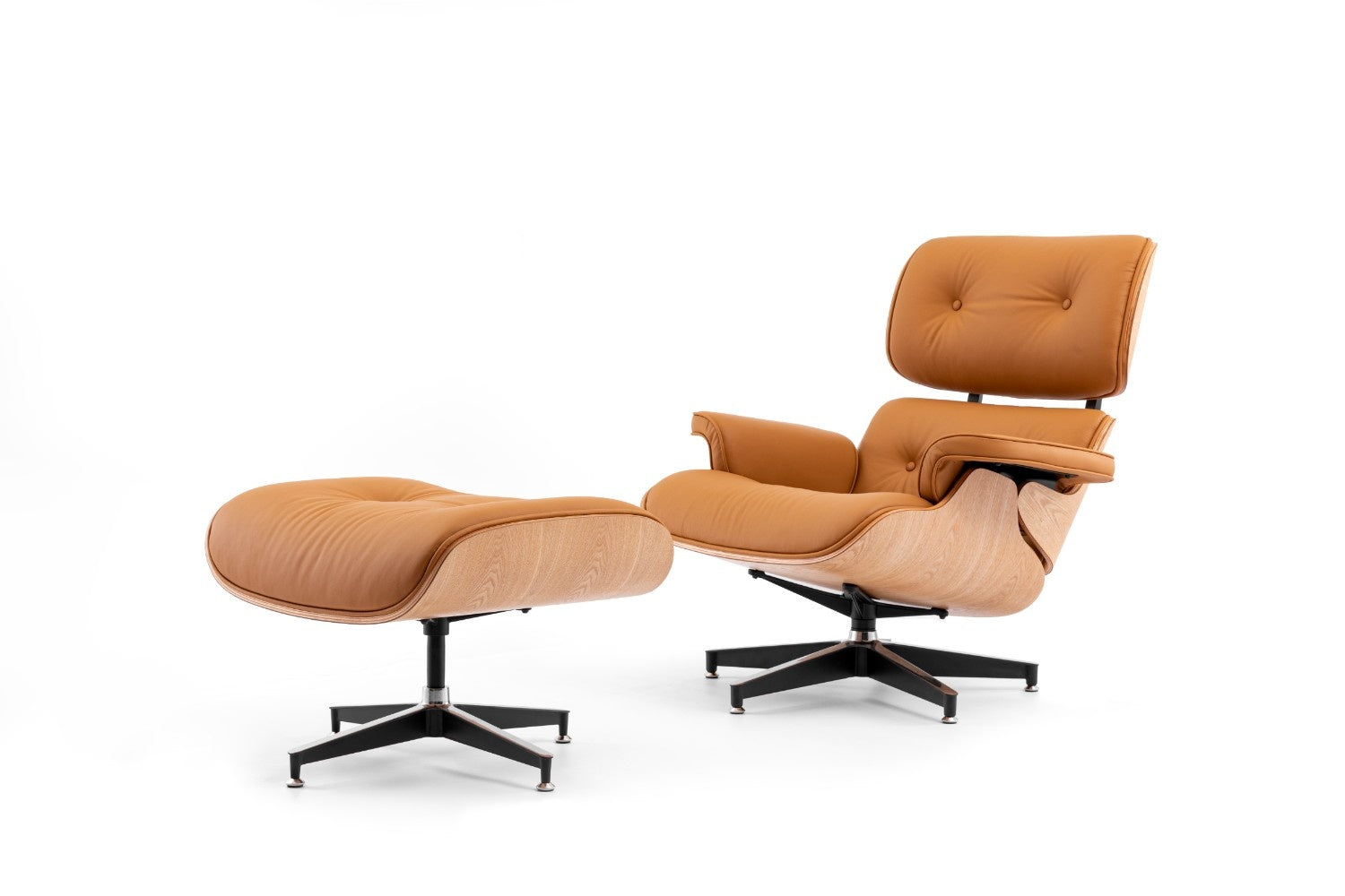 כורסא מעוצבת בצבע חום קאמל ועץ אגוז בהיר