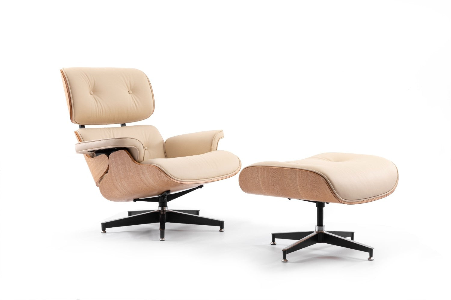 כורסא מעוצבת בצבע שנהב חמים ועץ אגוז בהיר